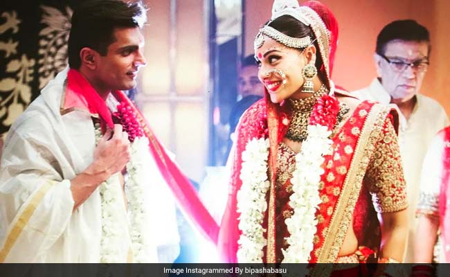 बिपाशा बसु और करण सिंह ग्रोवर ऐसे मना रहे हैं शादी के बाद अपना पहला वैलेंटाइन डे