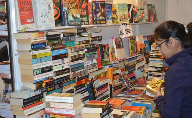 पत्रकारिता की किताब में नाथूराम गोडसे और रावण 'महापुरुष', बढ़ा विवाद