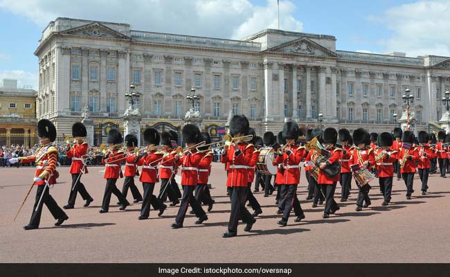 "Changing Of Guard" Stopped Outside UK Palaces Over Coronavirus