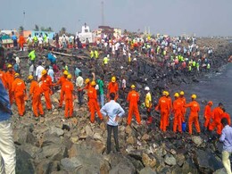 As Machines Fail, Chennai Fights Manually To Clear Oil Spill As Machines Fail, Chennai Fights Manually To Clear Oil Spill