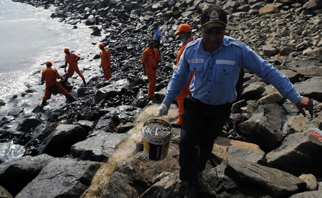 Chennai vs It's Oil Spill: Volunteers With Gloves Scoop Up Thick Tar