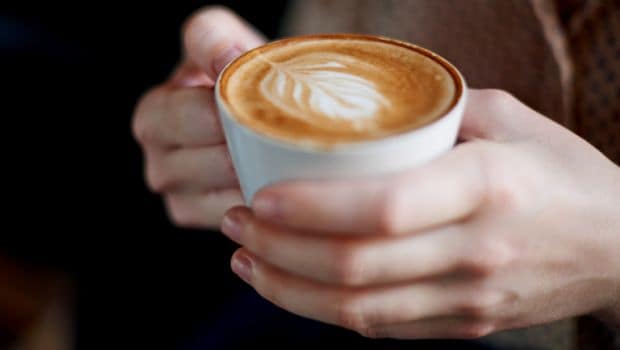 Coffee Hack: Membuat Cappuccino Berbusa Ala Kafe Dengan Tips Ini (Tonton Video Resep)