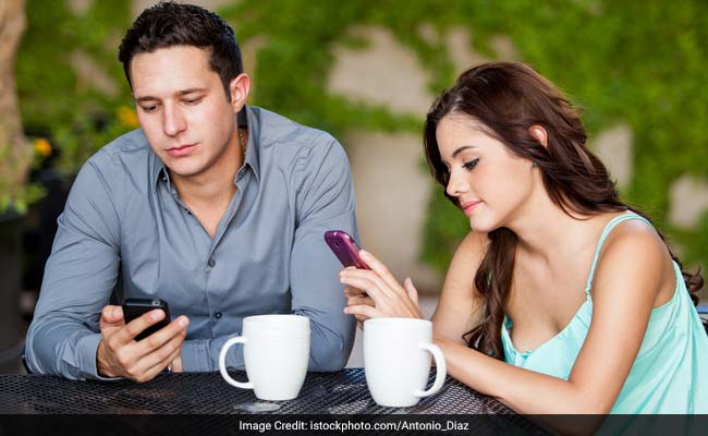 'गर्ल फ्रेंड' से ज्यादा 'मोबाइल' हुआ प्यारा, डेट के दौरान भी मोबाइल पर रहते हैं लोग व्यस्त