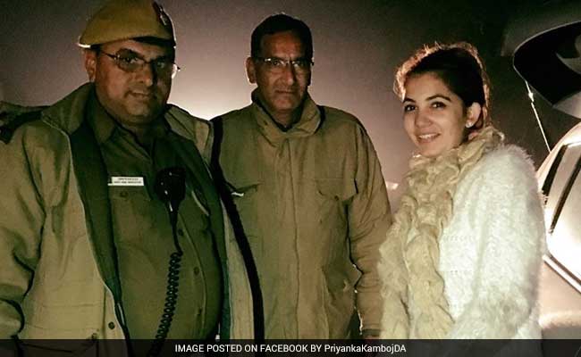 Delhi Cops Help Woman Stranded On The Road Past Midnight, Win Facebook