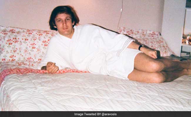 सोशल मीडिया पर वायरल हुई डोनाल्ड ट्रंप की तस्वीर, बाथरोब पहनकर बिस्तर पर लेटे हैं यूएस के राष्ट्रपति