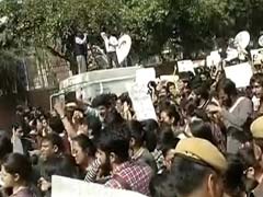 रामजस कॉलेज विवाद : नॉर्थ कैंपस का माहौल गरमाया, AISA, NSUI का प्रदर्शन, 1000 पुलिसवाले तैनात