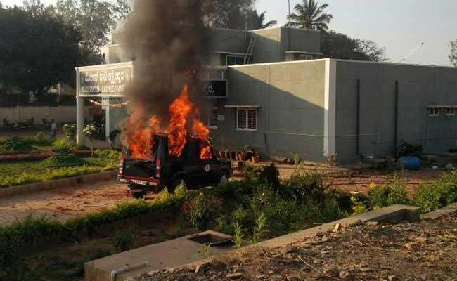 कर्नाटक : गदक पुलिस स्टेशन में तोड़फोड़, पुलिस की जीप को आग के हवाले किया