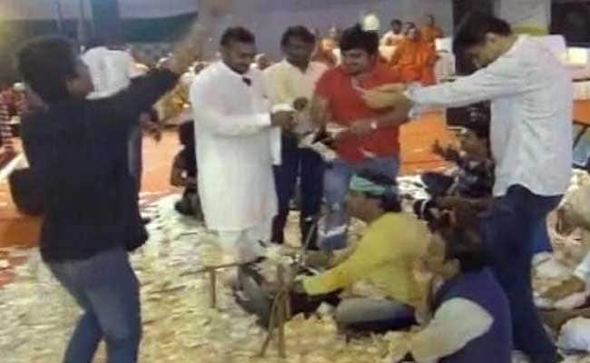 Gujarat Folk Singer Showered With Wads Of Cash, Triggers Row