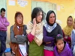 मणिपुर चुनाव : 20 किलोमीटर साइकिल चलाकर नामांकन भरने पहुंचीं इरोम शर्मिला मणिपुर चुनाव : 20 किलोमीटर साइकिल चलाकर नामांकन भरने पहुंचीं इरोम शर्मिला