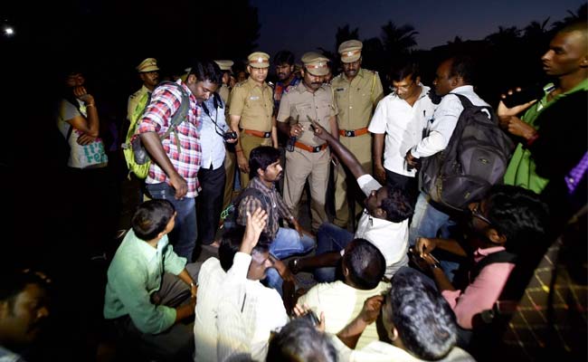Journalists Manhandled As Resort For AIADMK Lawmakers Turns Into Fortress