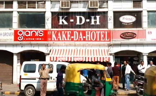 पैरों से गूंथा जा रहा था आटा! वीडियो वायरल होने के बाद कनॉट प्लेस के मशहूर रेस्टोरेंट पर छापा