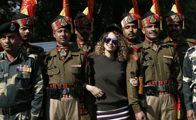 'रंगून' के प्रमोशन के लिए जम्मू पहुंची कंगना रनौत, बीएसएफ जवानों संग किया डांस