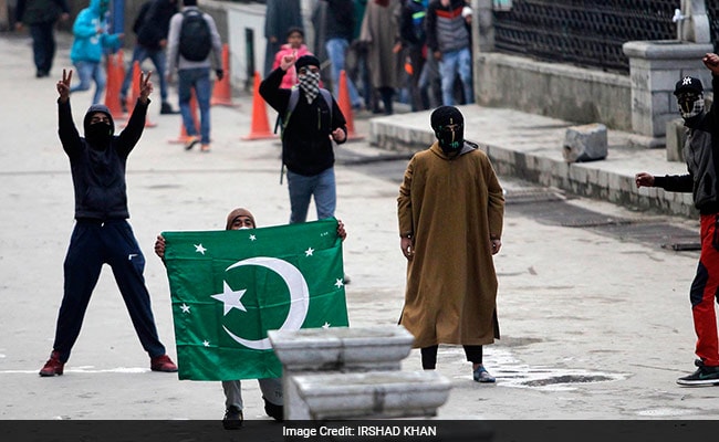 कश्मीर में बेअसर सेना प्रमुख की चेतावनी, प्रदर्शनकारियों ने पथराव किया और पाक के झंडे लहराए