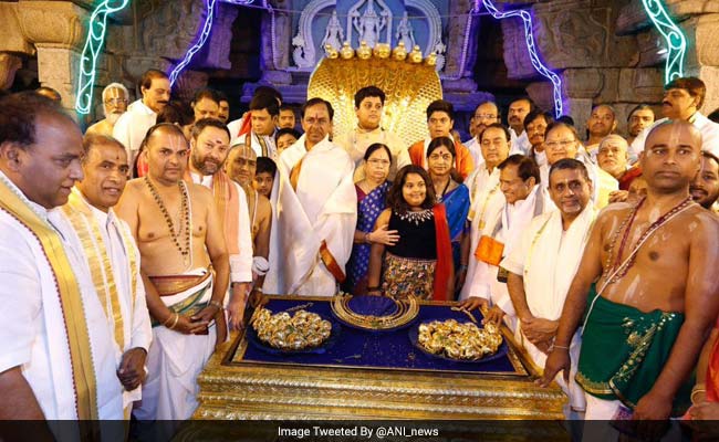 तेलंगाना के CM के. चंद्रशेखर ने 'सरकारी खर्च' पर 'बालाजी मंदिर' में चढ़ाए साढ़े 5 करोड़ के गहने