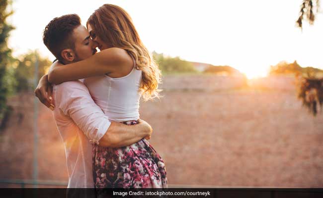 Kiss Day 2026 (13th Feb): एक छोटी सी किस में बंधा प्यार का गहरा एहसास, किस डे पर शेयर करें ये 6 दिल छू लेने वाली शायरी