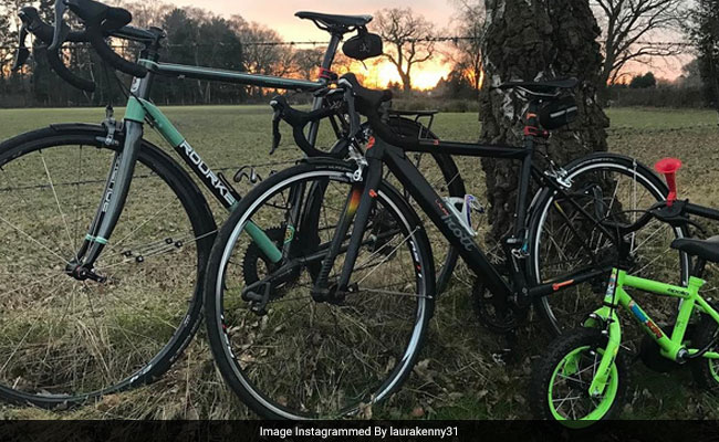 इस कपल ने साइकिल दिखाकर बताई प्रेग्नेंसी न्यूज, तस्वीर हुई वायरल इस कपल ने साइकिल दिखाकर बताई प्रेग्नेंसी न्यूज, तस्वीर हुई वायरल