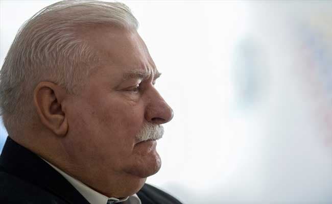 Fans Give Poland's Lech Walesa 1,000 Roses Amid Spying Allegations