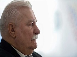 Fans Give Poland's Lech Walesa 1,000 Roses Amid Spying Allegations Fans Give Poland's Lech Walesa 1,000 Roses Amid Spying Allegations