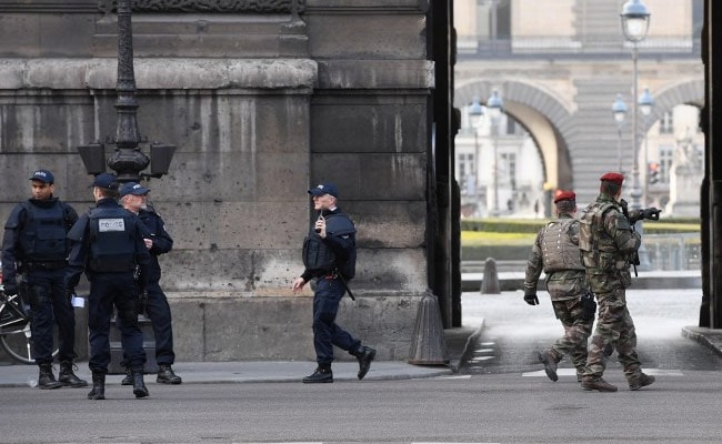 Hundreds Of Visitors Confined In Paris' Louvre After Soldier Shoots Knife Attacker