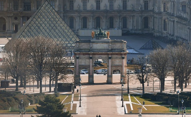 Paris' Louvre Museum Shuts Due To Coronavirus