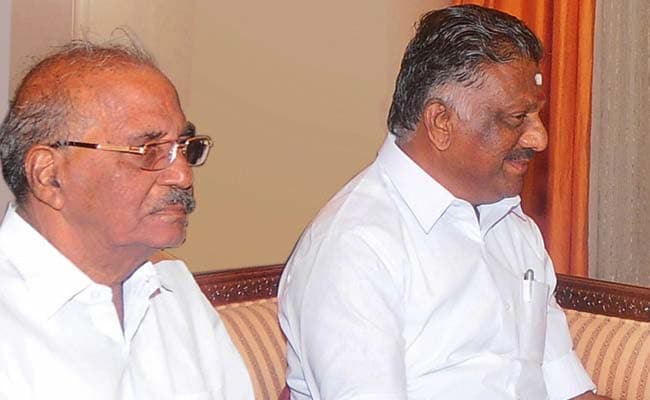 O Panneerselvam Backed By 10 Parliamentarians In Battle Against Sasikala