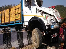 मेघालय में हादसे का शिकार हुआ तेज रफ्तार ट्रक, 16 की मौत, 50 घायल मेघालय में हादसे का शिकार हुआ तेज रफ्तार ट्रक, 16 की मौत, 50 घायल