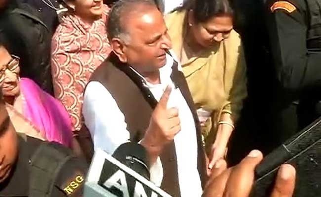 मुलायम सिंह यादव ने की दावत कैंसिल, सपा विधायकों को कहा गया था अखिलेश के बुलाने पर ही जाएं