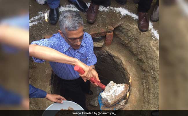वरिष्ठ IAS ने की टॉयलेट के गटर की सफाई, 'मन की बात' में पीएम नरेंद्र मोदी ने की तारीफ