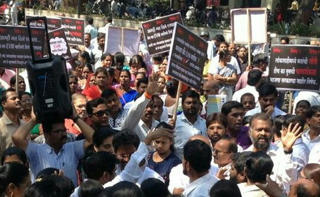 महाराष्ट्र : बीजेपी की निकायों में जीत पर पुणे में विपक्ष ने निकाली ईवीएम की अंतिम यात्रा