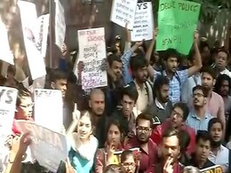 रामजस कॉलेज का विवाद : एबीवीपी ने पुलिस मुख्यालय के बाहर किया विरोध प्रदर्शन रामजस कॉलेज का विवाद : एबीवीपी ने पुलिस मुख्यालय के बाहर किया विरोध प्रदर्शन