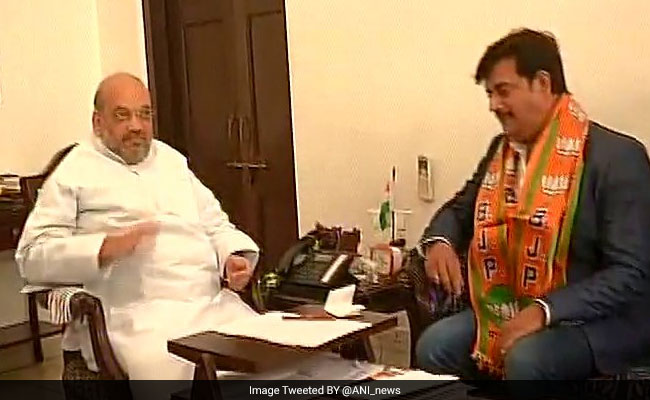 BJP Fields Ravi Kishan In Gorakhpur; 'Shoe Gate' Lawmaker Dropped