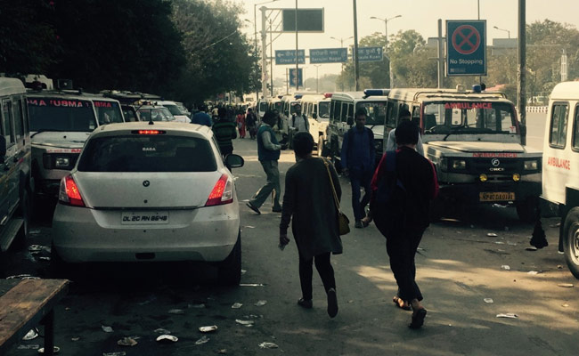 सफदरजंग अस्पताल के बाहर खड़ी एंबुलेंस की कहानी हमसे कुछ कहना चाहती है...