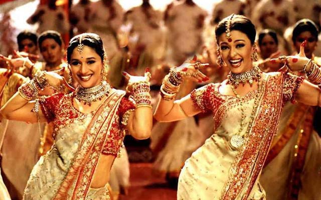 बनारसी साड़ी में दिखना है और भी आकर्षक, तो ये रहे कुछ खास टिप्स...