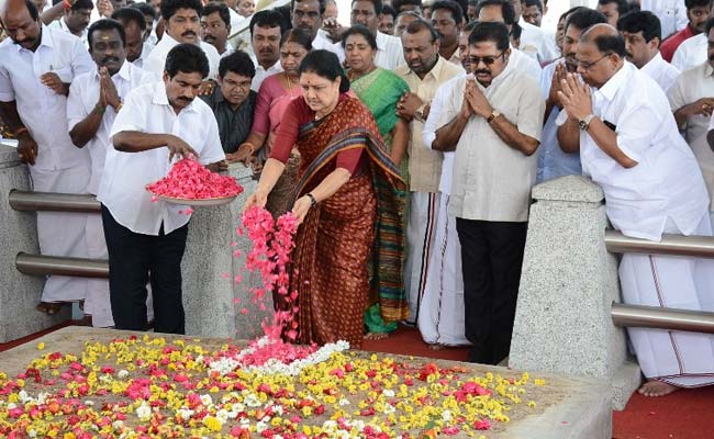 Opinion: How And Why Sasikala Was Able To Defeat Panneerselvam
