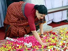 VK Sasikala's 'Mighty Vow' Slapping Ritual Leaves Twitter Baffled