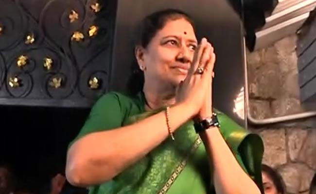 Panneerselvam Rebels, Sasikala Gains Control With Midnight Meet: 10 Facts