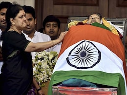 Sasikala Swearing In By Thursday, Says AIADMK Amid Veteran's Revolt: 10 Points Sasikala Swearing In By Thursday, Says AIADMK Amid Veteran's Revolt: 10 Points