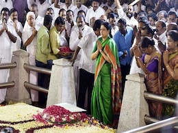 Sasikala, Asked To 'Surrender Now', Heads To Bengaluru By Road: 10 Points Sasikala, Asked To 'Surrender Now', Heads To Bengaluru By Road: 10 Points