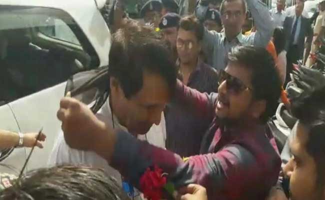 सूरत : बीजेपी सपोर्टर बनकर कांग्रेस कार्यकर्ता पहुंचे रेलमंत्री सुरेश प्रभु के पास, गले में डाला काला कपड़ा