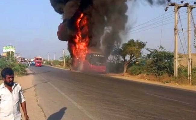 तेलंगाना : बस में अचानक लगी आग, और सब यात्री सुरक्षित बच गए...
