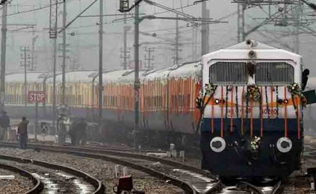 आम लोगों के लिए अंत्योदय एक्सप्रेस को सुरेश प्रभु ने दिखाई हरी झंडी, 130 KMPH की रफ्तार से चलेगी