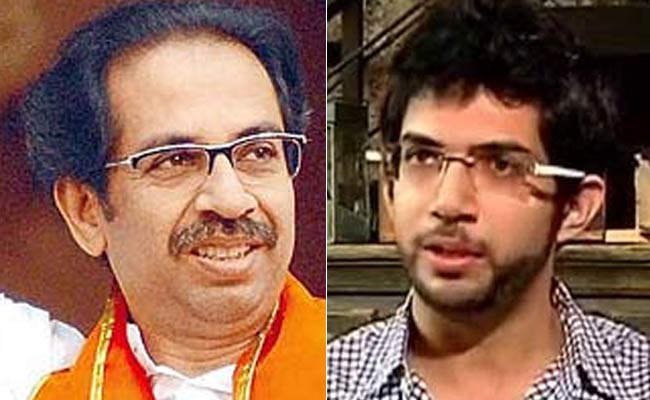 मुंबई : शिवसेना में संघर्ष, उद्धव और आदित्य ठाकरे के समर्थक आमने-सामने