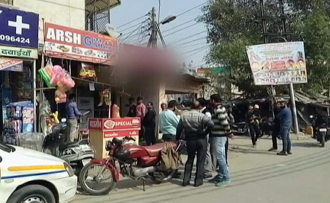 दिल्ली से सटे वैशाली में ATM से बरसे नोट! लोगों को 2 हजार की जगह मिले 10 हजार रुपये