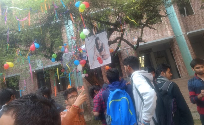 Valentine's Day In Delhi University: Virgin Tree Of Hindu College, Disha Patani And More