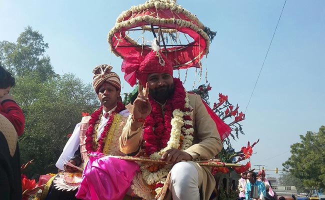 आम आदमी पार्टी के विधायक विशेष रवि ने की सामूहिक विवाह में शादी, देखें तस्वीरें