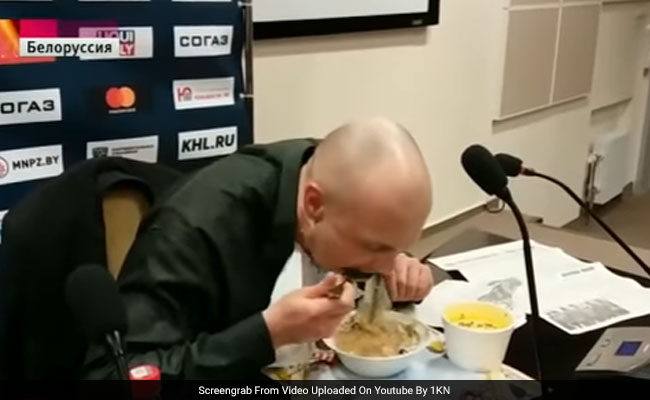 जब कैमरे के सामने अपना ही अखबार खाने को मजबूर हुआ पत्रकार