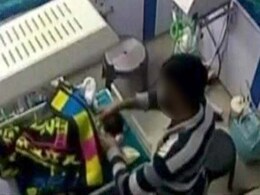 इंसानियत हुई शर्मसार : रोते हुए तीन दिन के शिशु का पैर तोड़ता कैमरे में कैद हुआ वार्ड बॉय इंसानियत हुई शर्मसार : रोते हुए तीन दिन के शिशु का पैर तोड़ता कैमरे में कैद हुआ वार्ड बॉय