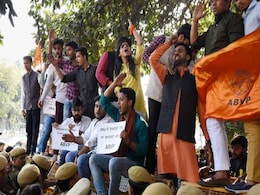 ABVP Activists Protest Outside Delhi Police Headquarters, Demand Charges Against 3 JNU Students ABVP Activists Protest Outside Delhi Police Headquarters, Demand Charges Against 3 JNU Students