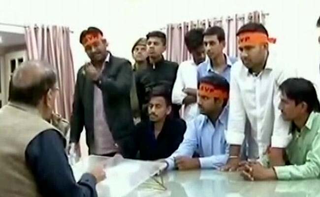 सेमिनार में प्रोफेसरों की मौजूदगी से जुड़े सवाल और मीडिया की रिपोर्टिंग