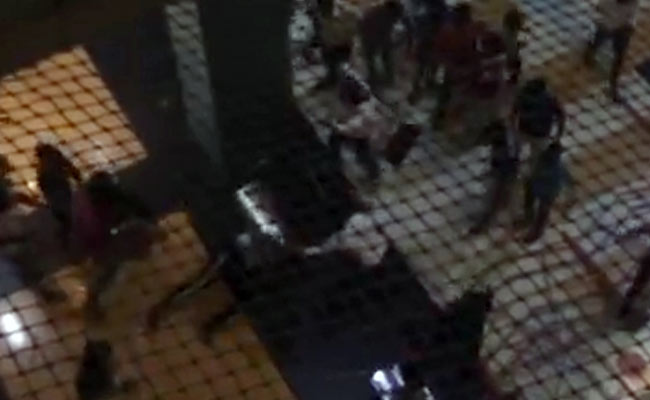 दिल दहला देने वाला वीडियो आया सामने : अफ्रीकी नागरिक पर भीड़ ने मॉल के बीचोंबीच किया हमला